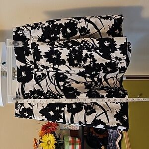 WHITE HOUSE BLACK MARKET SKIRT.